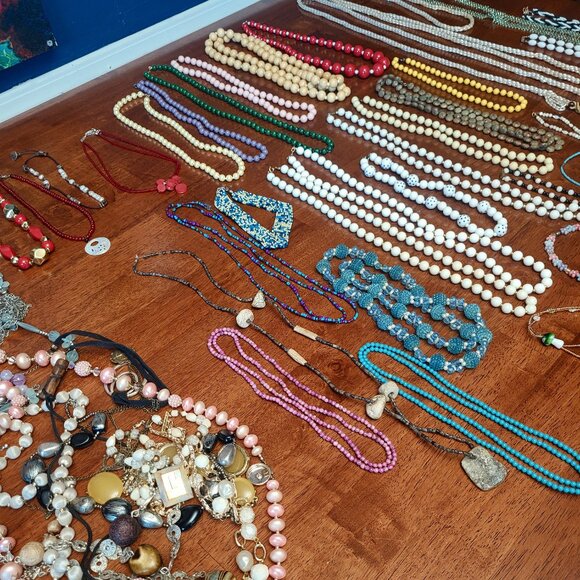 Lot of *Costume Necklaces ~ Unique and Vintage Pieces ~ Excellent Condition - Picture 1 of 10
